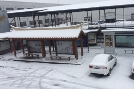 大雪彌漫“候車亭”雪中獨(dú)立溫暖人心
